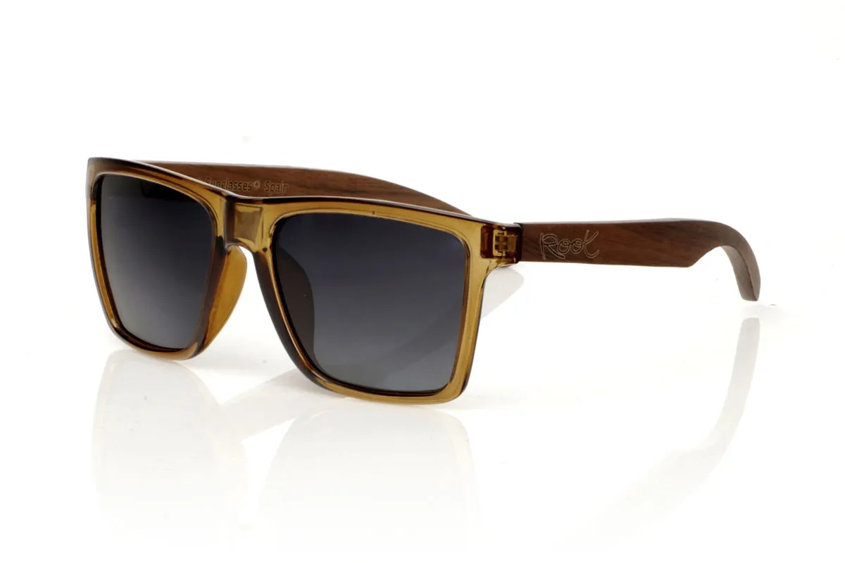 Gafas de Madera Natural de Walnut RUN KHAKI. Las gafas de sol RUN KHAKI están diseñadas para quienes buscan una combinación de funcionalidad y estilo. Con una montura más grande en un sugerente verde kaki brillo satinado, estas gafas ofrecen una presencia audaz y masculina. Las varillas de madera de Nogal no solo añaden un toque elegante, sino que también garantizan durabilidad y comodidad. Ya sea para aventuras al aire libre o para el día a día en la ciudad, las RUN KHAKI se adaptan perfectamente a cualquier situación. Con una medida de 152x50mm y un calibre de 54, proporcionan una cobertura excelente y protección total contra el sol. Dale a tu mirada un impulso de confianza con estas gafas robustas y estilosas. Venta al Por Mayor y Detalle | Root Sunglasses® 